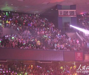  电竞场馆座无虚席，粉丝热情点燃赛场氛围  