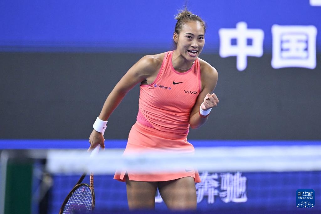  郑钦文逆转晋级八强，创造历史佳绩