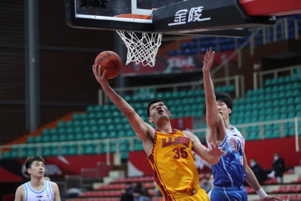  江苏肯帝亚失误连连不敌新疆伊力特