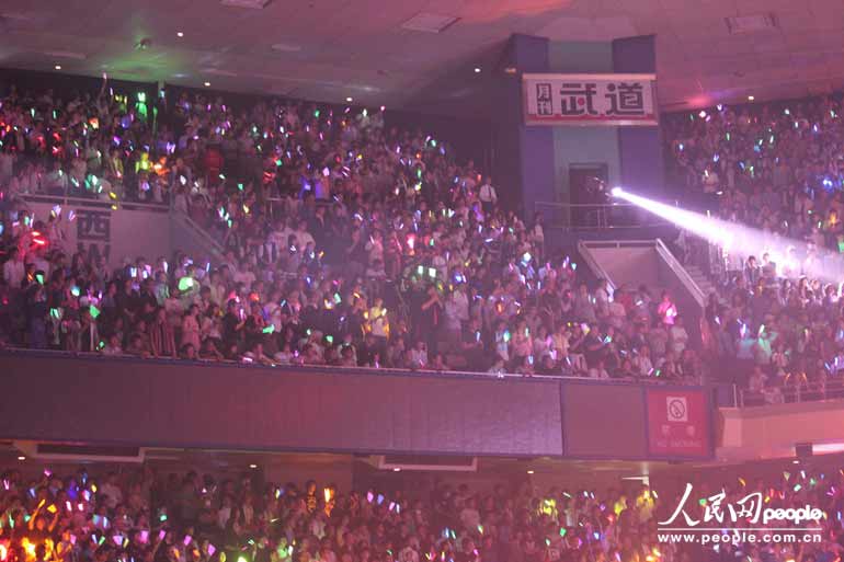  电竞场馆座无虚席，粉丝热情点燃赛场氛围  