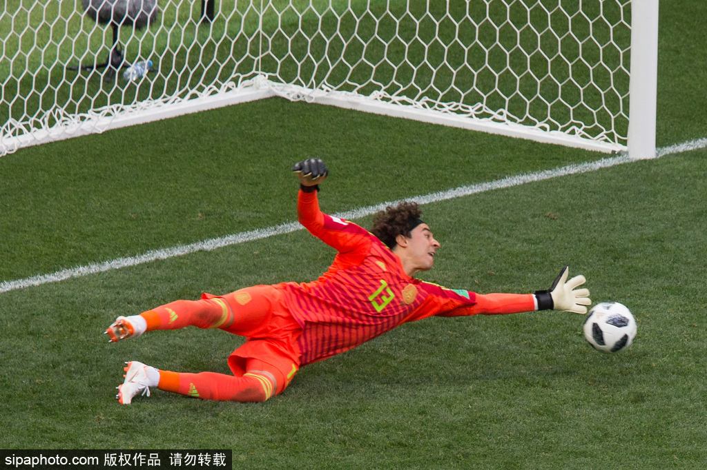  门将神勇扑救保清白，零封对手成就经典战役