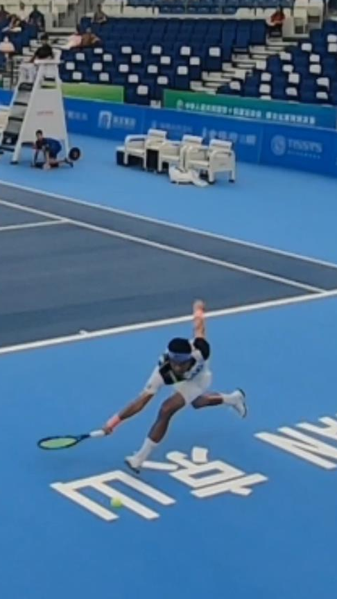  贝雷蒂尼发球上网，鹿特丹站打破冠军荒